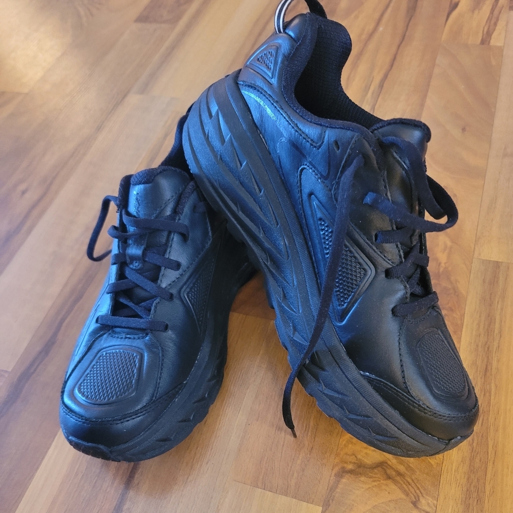 Nwot Women's Black leather Hoka Bondi size 9